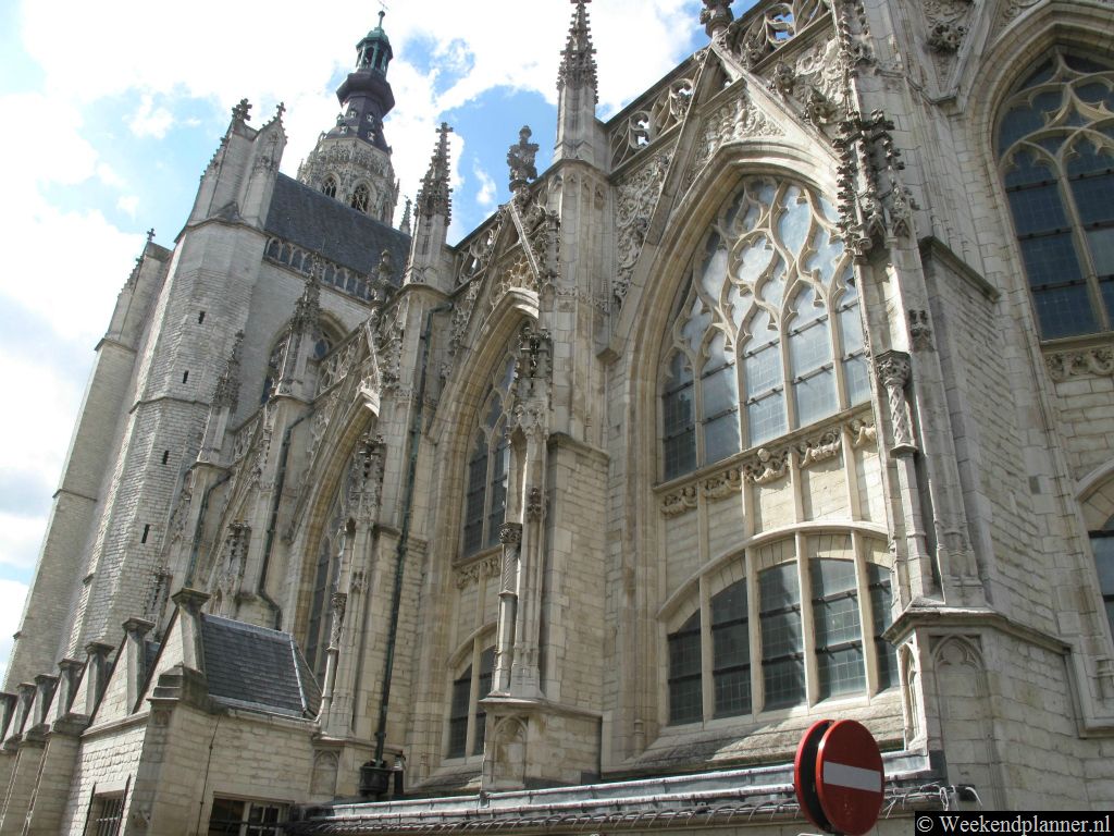 De Grote Kerk ligt vlakbij de Grote Markt. De hoge toren is van verre al te zien. In de kerk vinden concerten, symposia, beurzen en tentoonstellingen plaats. De kerk is gratis te bezichtigen.